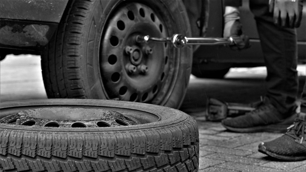 Comment vérifier l’état des pneus de voiture